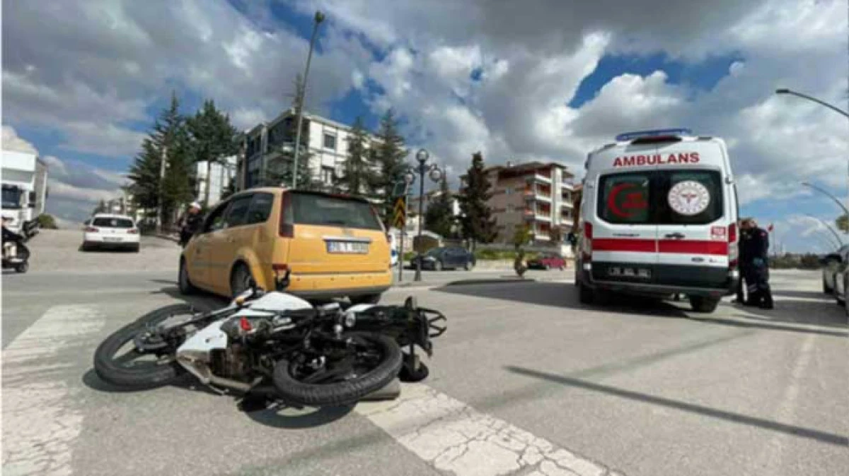 Karaman&rsquo;da Ticari Taksi ile Motosiklet &Ccedil;arpıştı: 1 Yaralı